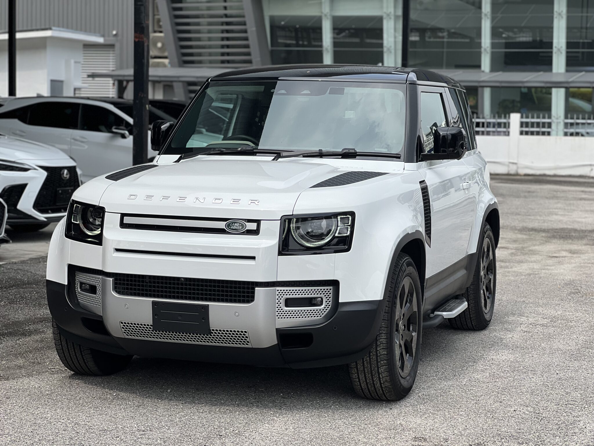 2023 Range Rover Defender 90 SE