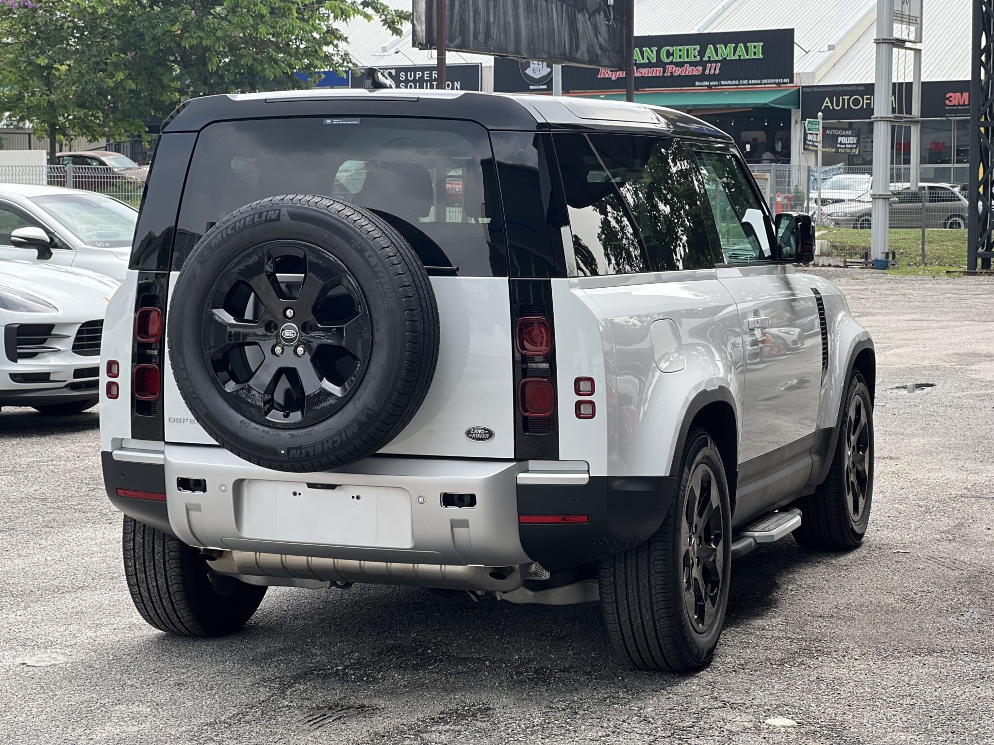 2023 Range Rover Defender 90 SE