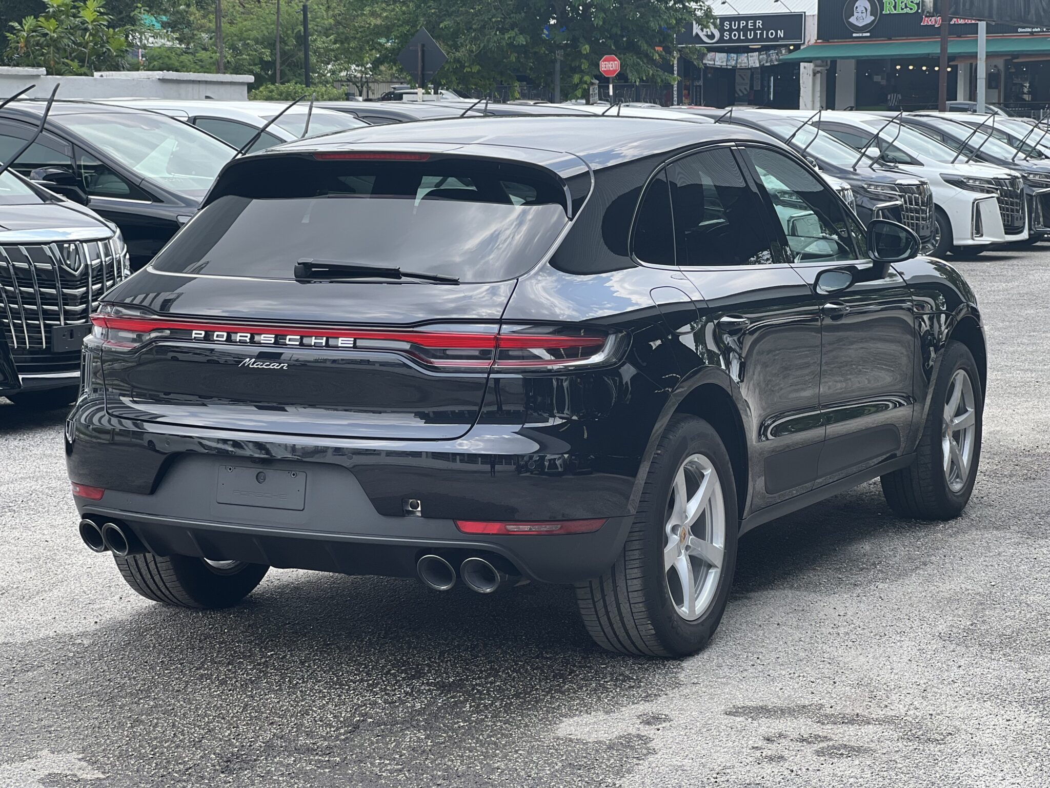 2021 Porsche Macan Sport Chrong PKG