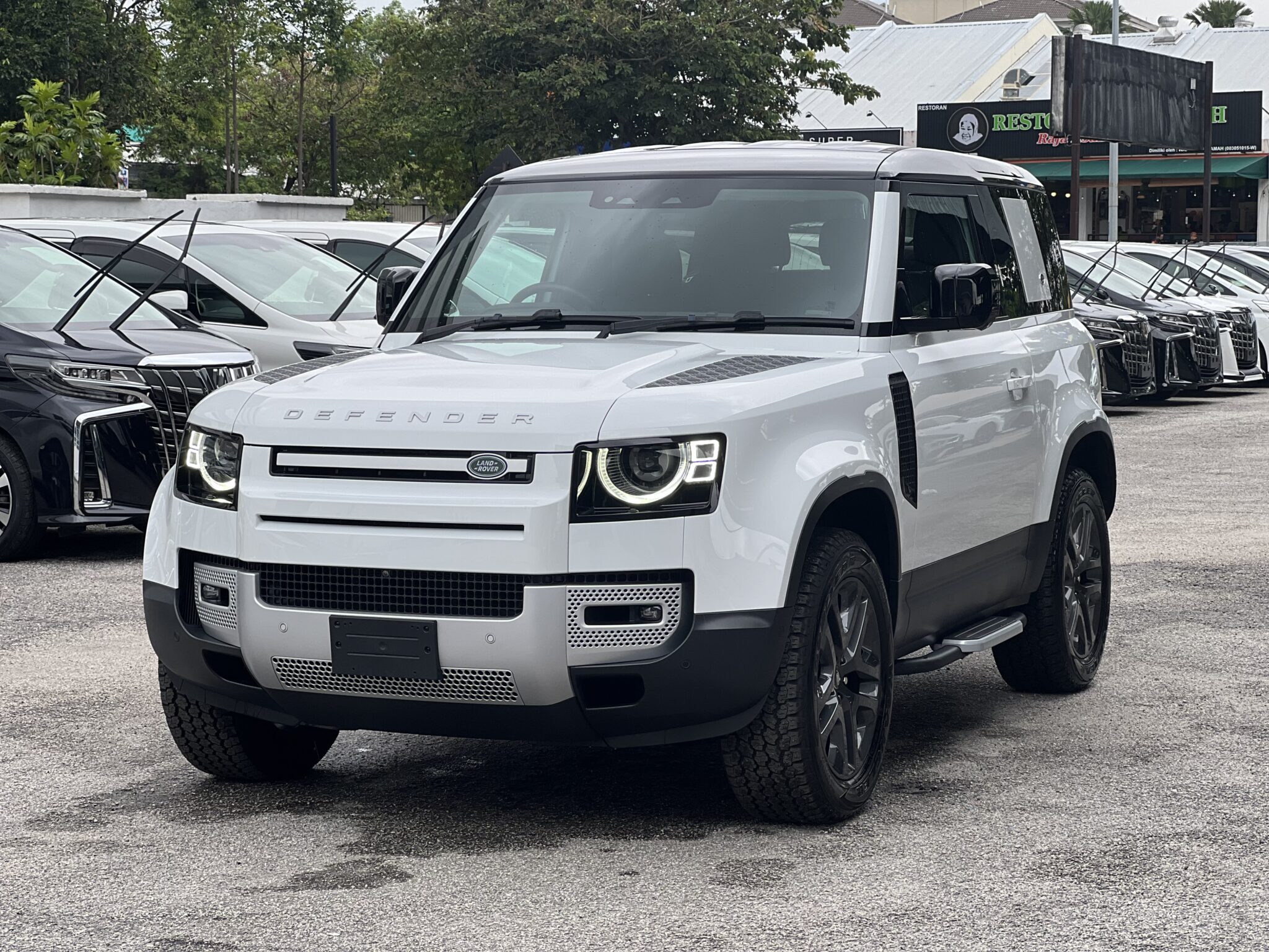 2021 Land Rover Defender 90 SE